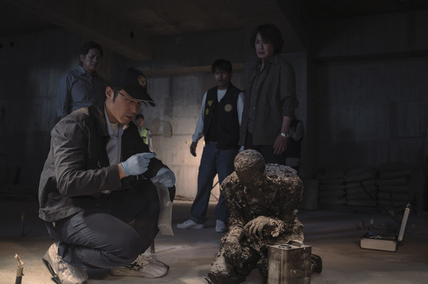 ▲王識賢（左二）在Netflix《誰是被害者》目睹被害者自焚過程。許瑋甯角色有幽閉恐懼症。（圖／Netflix提供）