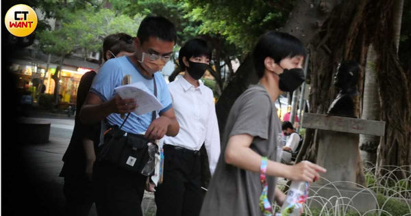 由於現在全台為二級防疫期間,現場工作人員加上演員均戴上口罩,桂綸鎂也只有在拍攝過程中會暫時脫下口罩。(圖/本刊攝影組)
