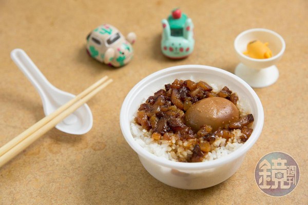 為了畫漫畫,盧卡斯幾乎足不出戶,唯一出門是為了買午餐的滷肉飯。