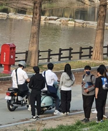▲▼韓版《想見你》目擊！連摩托車都還原　安孝燮河堤邊騎車⋯網嗨炸：完全一樣。（圖／翻攝自theqoo）