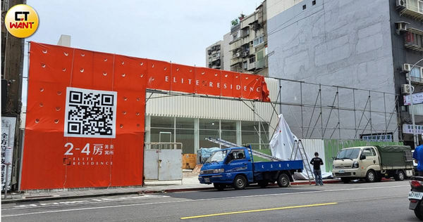 建案「瑋石長春」由恆合建設與瑋石建設共同興建,施工導致塵土飛揚外,工程車輛更無視紅線,直接違停路邊搬運器具。(圖/記者周志龍攝)