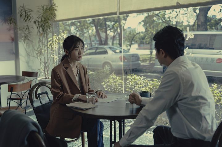 ▲《The Outlaw Doctor 化外之醫》劇照-美好咖啡店。 圖:公視、中華電信、瀚草文創/提供 ▲《The Outlaw Doctor 化外之醫》劇照-美好咖啡店。 圖:公視、中華電信、瀚草文創/提供