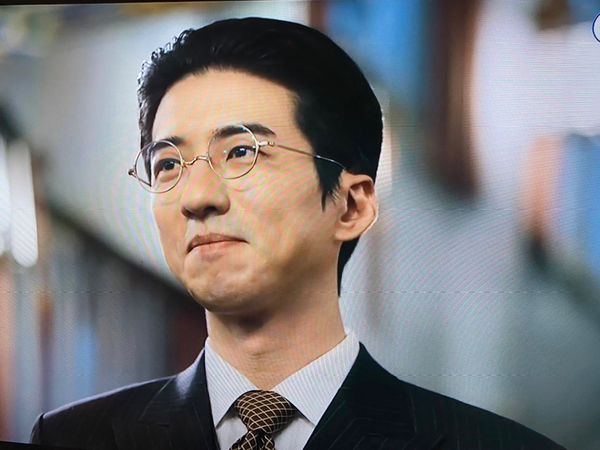 ▲《商魂》大結局2要角領便當，最後一幕大反轉起雞皮。（圖／翻攝民視）