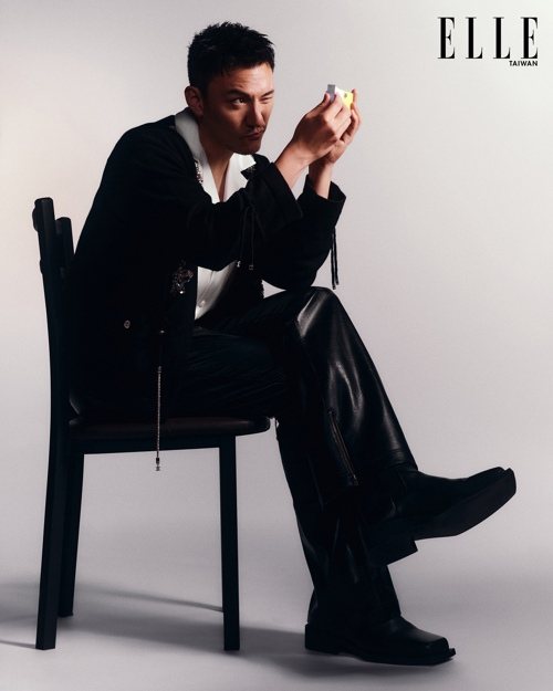 淺色條紋西裝外套、淺色襯衫、條紋襯衫、皮革領帶（ALL BY BOTTEGA VENETA）。
