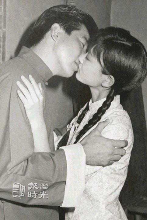 「幾度夕陽紅」演員劉雪華( 右)對秦漢獻出螢幕初吻。圖／聯合報系資料照(1985/12/05  郭肇舫攝影)