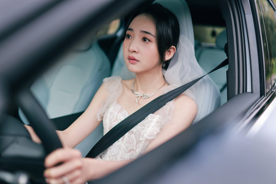 婚內失戀系列電視電影《慶祝》李沐飾演即將步入婚姻的服裝設計總監，對於自己的婚紗照有許多要求和想法。圖片提供：寬想國際娛樂