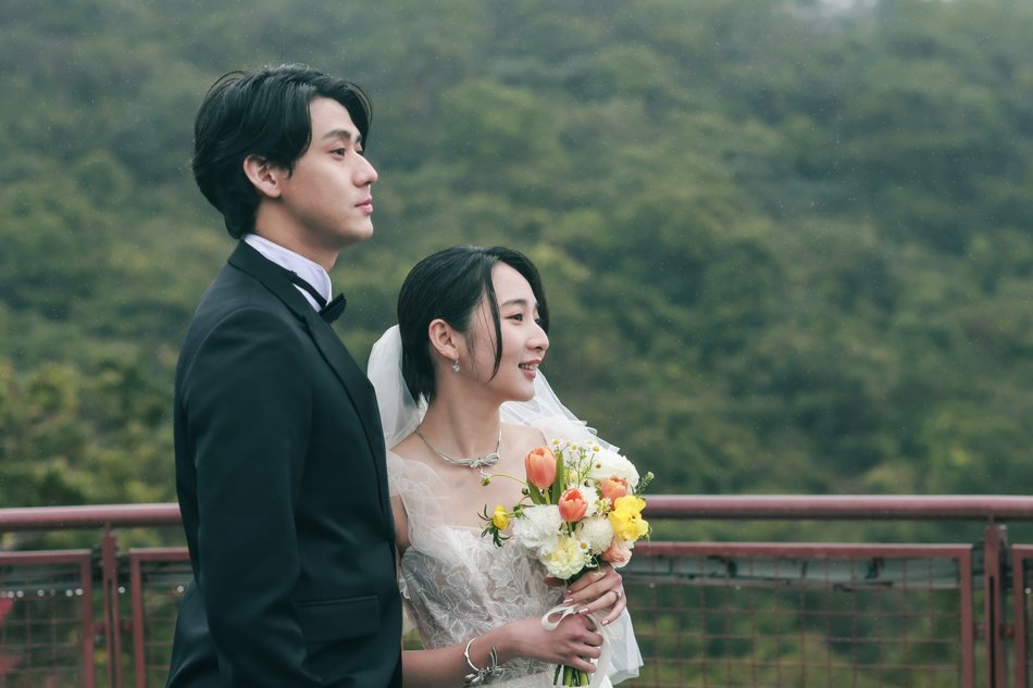 婚內失戀系列電視電影《慶祝》李沐因不滿婚紗拍攝的細節,在現場只能牽著老公李玉璽的手強顏歡笑。圖/寬想國際娛樂