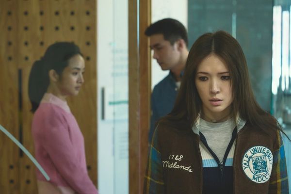 ▲Rebecca由許瑋甯飾演,劇中煙燻妝靈感來自艾薇兒。(圖/翻攝自Facebook/《不夠善良的我們》)