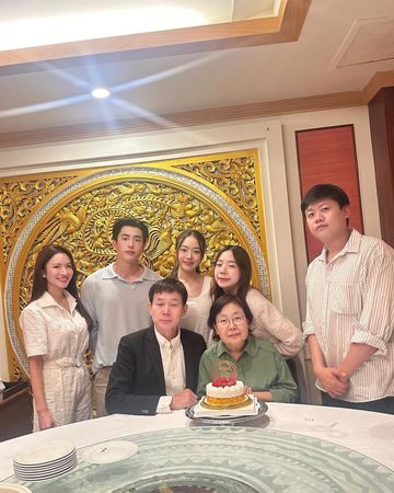 ▲▼Nonkul去年為媽媽慶生，女友Aff（左1）也同框。（圖／翻攝自IG）