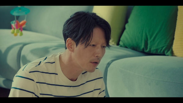 ▲▼《特務家族》不好惹！甜美人妻張娜拉是殺手　張赫哄妻剃光眉毛。（圖／Disney+提供）