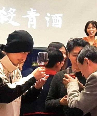 鮮少喝酒的周渝民,端著酒杯向吳興國敬酒。(圖/翻攝自hhr50113 IG)