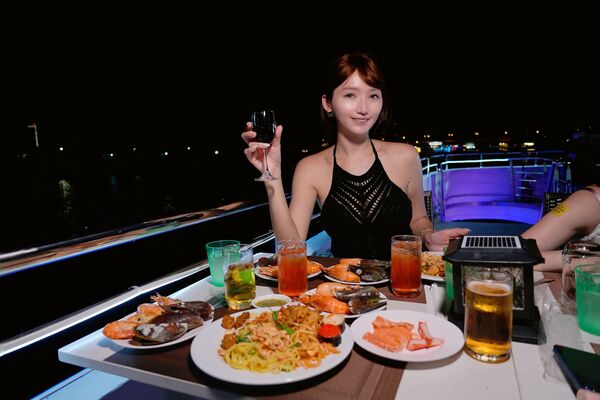 ▲▼曼谷遊船人妖秀,海鮮自助餐跟酒水無限暢飲。(圖/部落客珊莎提供)