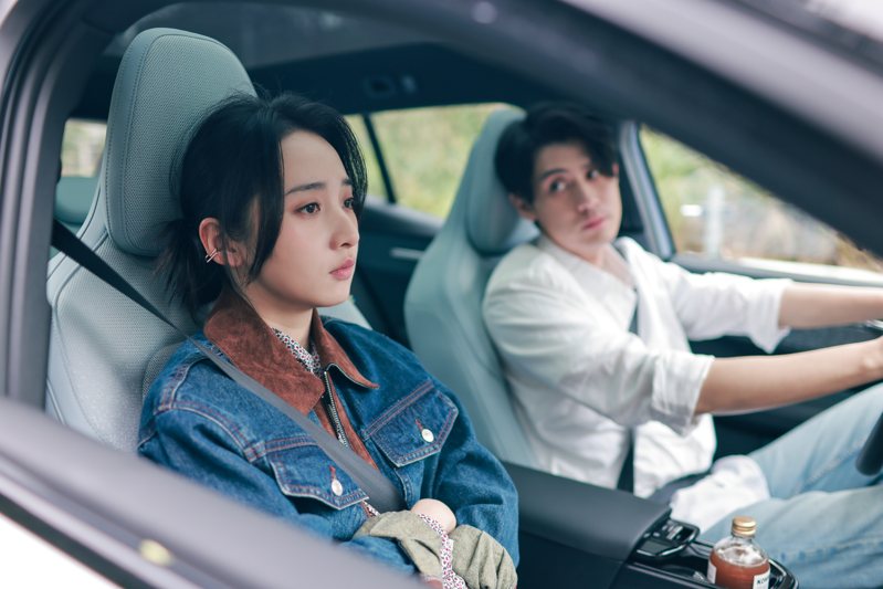 李沐(左)看到電動車顯示的電量感到焦慮不已，飾演未婚夫的李玉璽在旁也無法安撫她的不安。圖／寬想國際娛樂提供