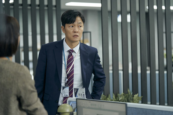 ▲▼淺規則都在這！《較量人生》刻畫上班族心機職場。（圖／Disney+提供）
