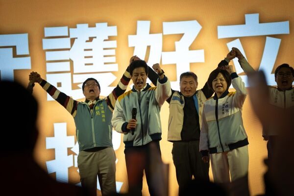 ▲《我們與惡的距離II》周渝民、薛仕凌、白潤音與鄭又菲。（圖／CATCHPLAY+、公視、大慕可可提供）