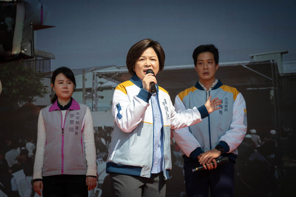▲《我們與惡的距離II》楊貴媚飾演的高張玉敏為兒子抱不平。（圖／CATCHPLAY+、公視、大慕可可提供）