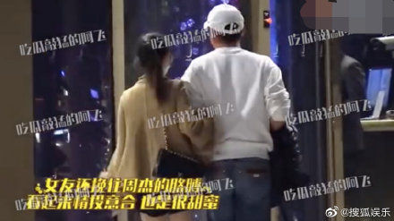 ▲傳「硬上喇舌林心如」遭封殺17年　《還珠》爾康51歲摟辣妹回飯店。（圖／翻攝自微博／搜狐娛樂）