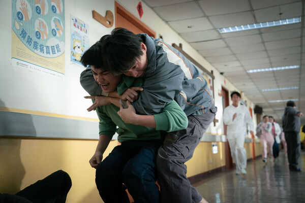 ▲劉子銓在《我們與惡的距離 II》飾演關鍵角色縱火殺人犯「胡冠駿」。（圖／公共電視、CATCHPLAY、大慕可可提供）