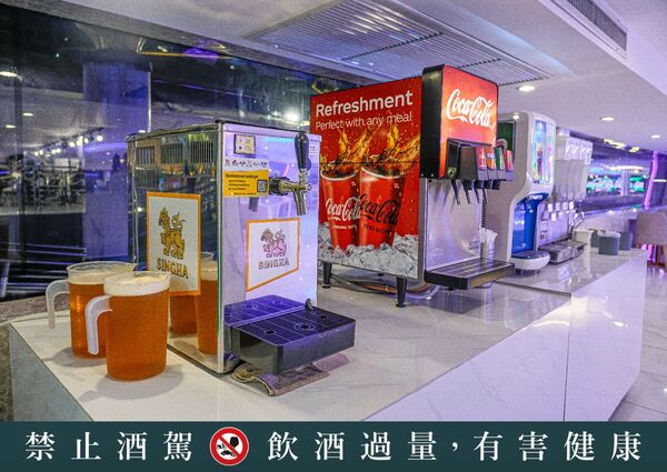 ▲▼曼谷遊船人妖秀,海鮮自助餐跟酒水無限暢飲。(圖/部落客珊莎提供)