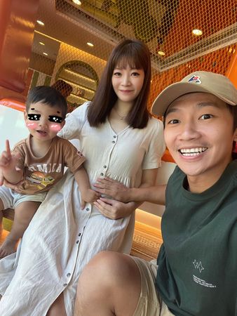 ▲蔡昌憲一開始看到Vivian亮出的兩條線驗孕棒,還以為是確診的兩條線。(圖/翻攝自FACEBOOK/蔡昌憲)