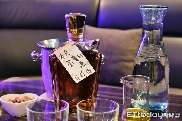 ▲台北晶華酒店也推出「晶‧華燈初上」住房專案，即日起至1/30開賣，兩人成行、每人每晚3,990元起，加購高鐵車票可享8折優惠。（圖／記者彭懷玉攝）