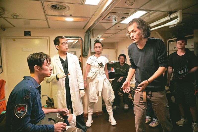 「零日攻擊」導演羅景壬(右)團隊被質疑,三年間共獲勞動部就業安定基金二八七二萬元補助,完全不符基金使用目的。但羅回應:「不分黨派,負起社會責任,是我的信仰。」 圖/零日文創提供 「零日攻擊」導演羅景壬(右)團隊被質疑,三年間共獲勞動部就業安定基金二八七二萬元補助,完全不符基金使用目的。但羅回應:「不分黨派,負起社會責任,是我的信仰。」 圖/零日文創提供