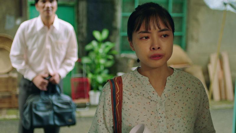 「我們六個」中，游珈瑄(右)飾演的大姊秋伶崩潰，父親(馬志翔飾)悄悄出現。圖／大愛電視提供