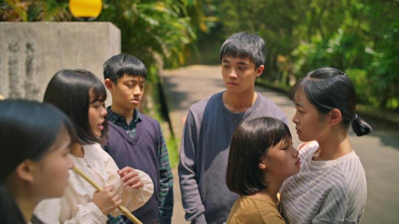 「我們六個」中，在育幼院的品秀，哭訴自己的不適應，兄姊團聚安慰。圖／大愛電視提供