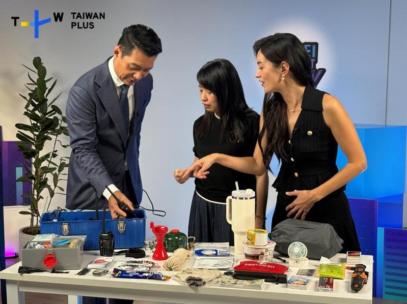 聶雲和Janet一起研究急難救助包。圖/TaiwanPlus提供