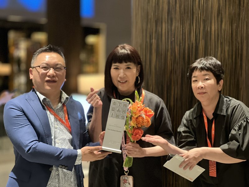 「The Outlaw Doctor 化外之醫」製作人湯昇榮(左起)、編劇張世嫺、温郁芳出席全球OTT大獎領獎。圖／公視、中華電信、瀚草文創提供