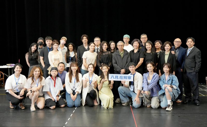「八月,在我家」演員排練後與觀看的KOL大合照。圖/綠光劇團提供、張大魯攝影