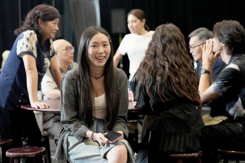 鄧雨忱(前)在「八月,在我家」中飾演家族中年紀最小的叛逆少女,與多位劇場前輩對戲。圖/綠光劇團提供、張大魯攝影