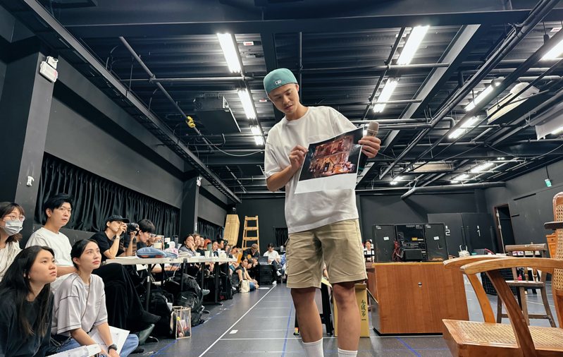 導演吳定謙向看排學生介紹舞台設計。圖/綠光創藝提供