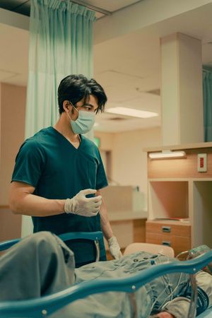 ▲《The Outlaw Doctor 化外之醫》播出後，連炳發圈粉無數被讚「像陳傑憲」。（圖／公視、中華電信、瀚草文創提供）
