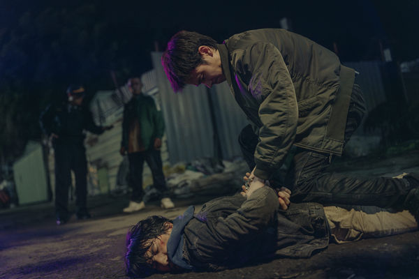 ▲台劇《The Outlaw Doctor 化外之醫》紅到海外。(圖/公視、中華電信、瀚草文創提供)