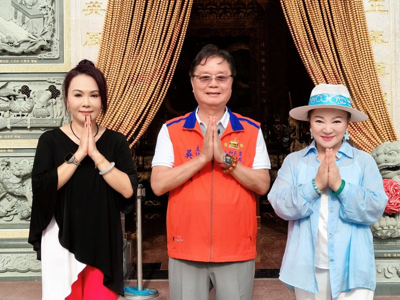 白冰冰(右起)與主委吳東穎、演員鄭詠心一起祈求風調雨順。圖/長興影視提供