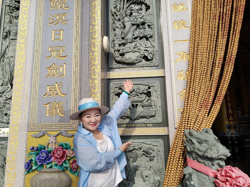 白冰冰在自己捐贈的石堵前。圖/長興影視提供