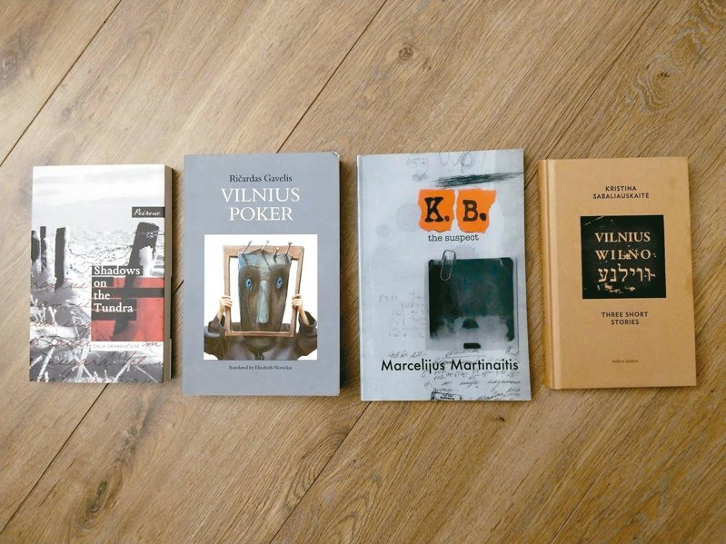 文中提及的作品英譯版，由左至右為：《苔原上的陰影》、《維爾紐斯撲克》、《嫌疑人K. B.》、《維爾紐斯：三個短篇》。（圖／陳沛辰提供）
