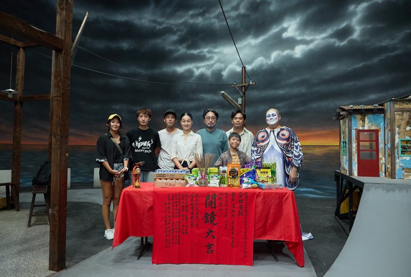 《鯽魚》日前殺青，製作人林佳儒（左起）、蕭東意、黃迪揚、陳雪甄、導演張哲龍、斯拉、楊大正、吳宗恩。圖／公視台語台提供