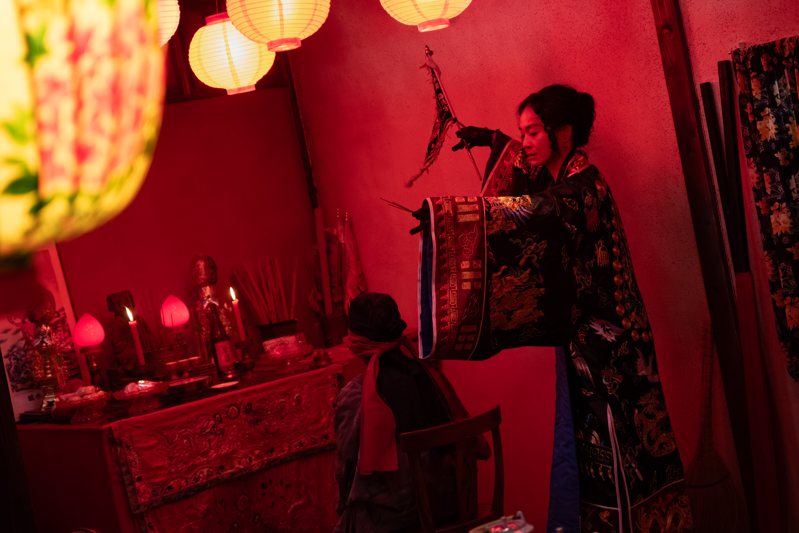 陳雪甄演出「瘋癲感」觀落陰。圖／公視台語台提供