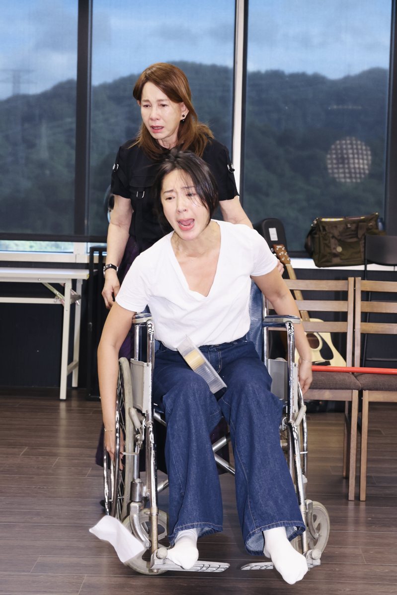 隋棠（前）、周丹薇排練瓊瑤舞台劇「你的故事我的夢」。記者王聰賢／攝影