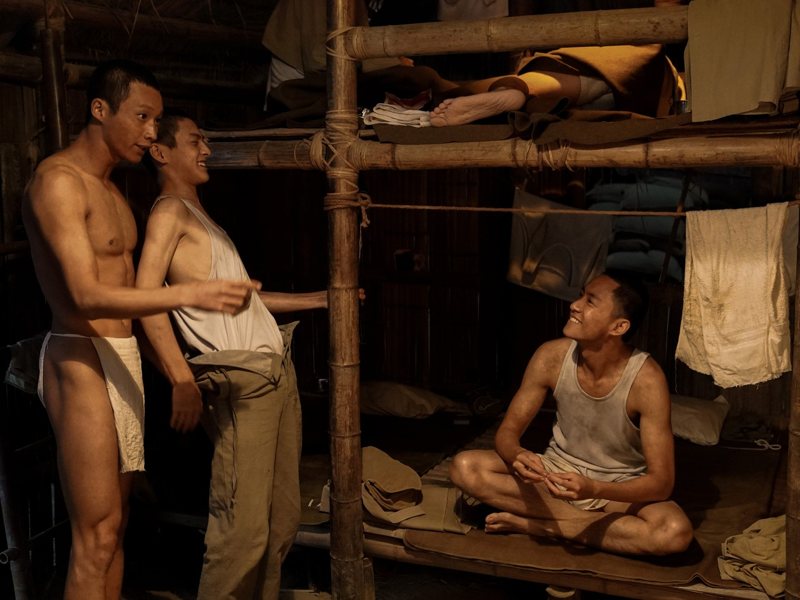 黃冠智(左起)、朱宥丞、吳翰林演出「聽海湧」。圖／「聽海湧」劇組提供