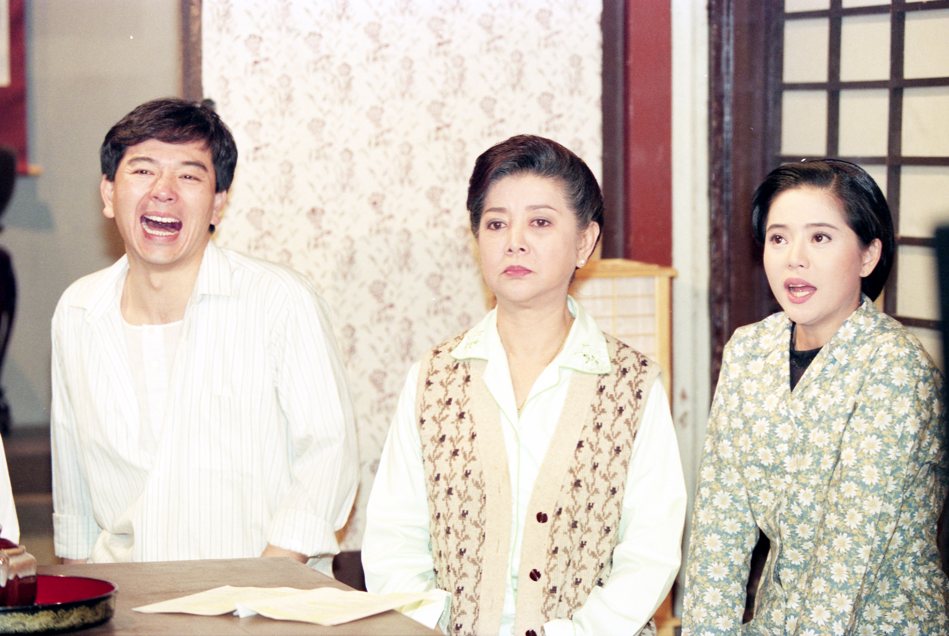 陳淑芳(中)曾與張晨光(左)、狄鶯合演「再愛我一次」。報系資料照片
