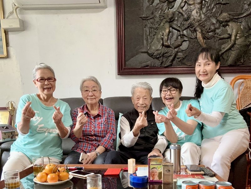 林嘉俐（右二）今年3月到林義雄（右三）家中探望祝福。圖／林嘉俐提供