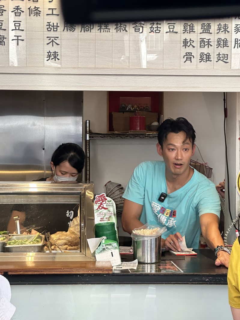威廉在東區炸鹹酥雞。記者葉君遠／攝影