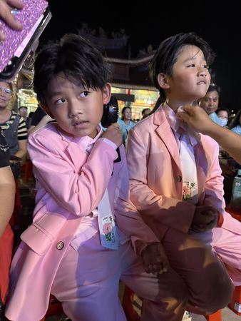 ▲白冰冰(中)與姜太公廟榮譽主委邱創良(右3)、主委邱守德(左3)等人合照。(圖/長興影視)