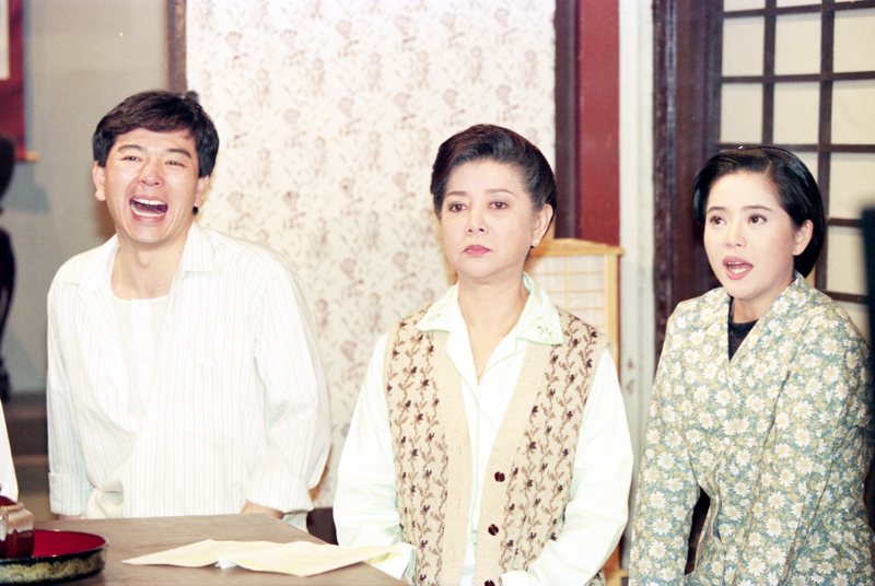 陳淑芳(中)曾與張晨光(左)、狄鶯合演「再愛我一次」。報系資料照片