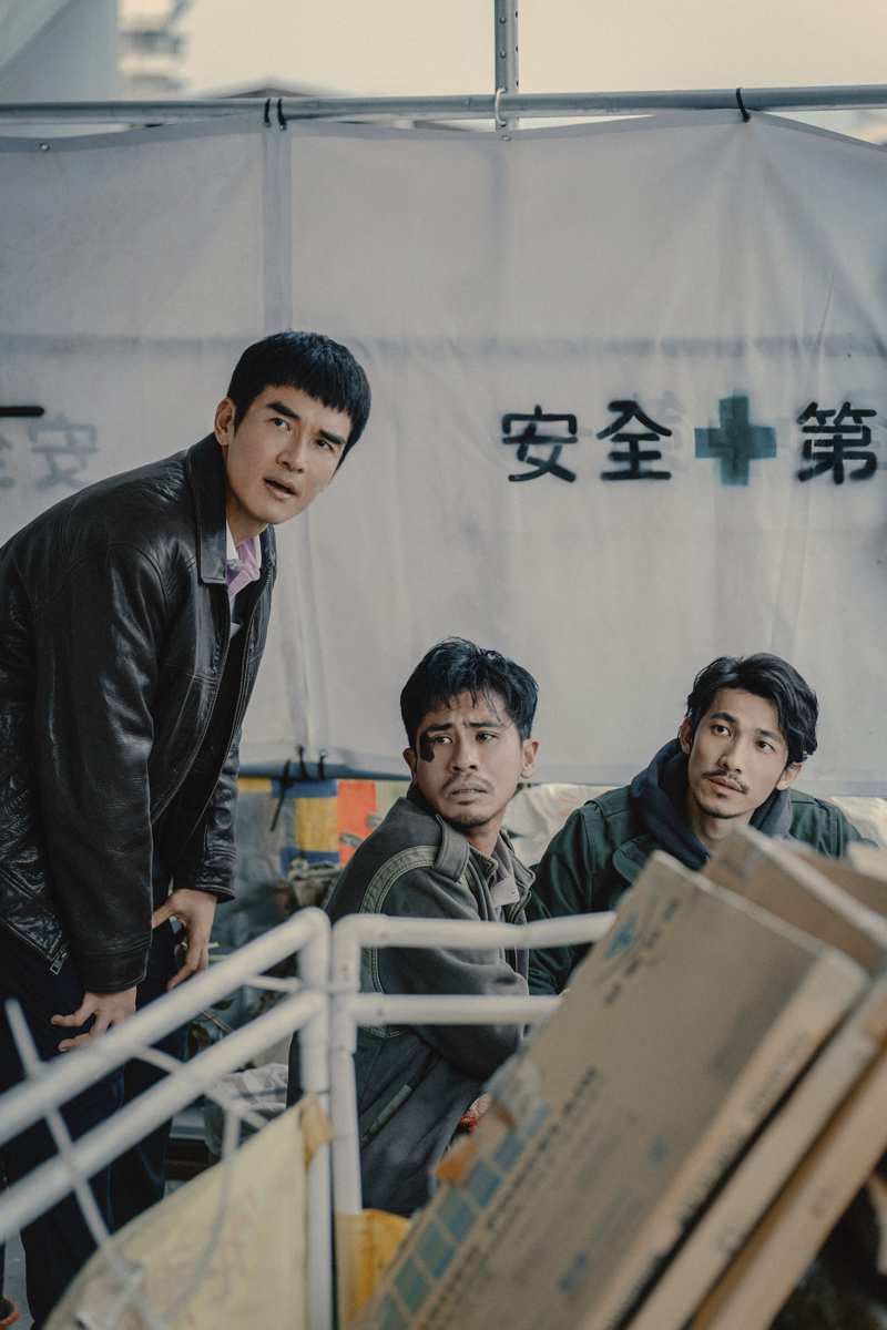 警察來了，楊一展（左）急忙帶著連炳發及受傷的逃逸移工逃到公廁手術。圖／公視、中華電信、瀚草文創提供