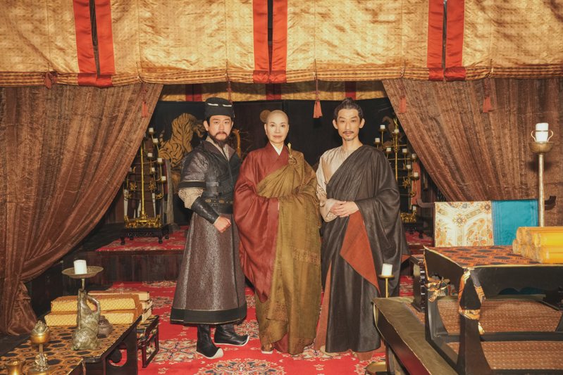 陳家逵(左起)、唐美雲、陳竹昇主演新戲「鳩摩羅什‧千年⼀譯」。圖／武童文化事業有限公司提供