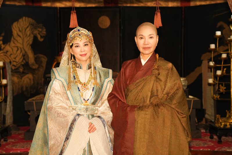 唐美雲(右)、方馨演出「「鳩摩羅什‧千年⼀譯」。圖／武童文化事業有限公司提供